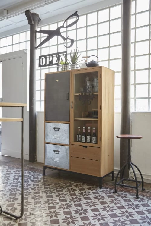 Maisons Du Monde Vitrines Vitrine 2 Portes 3 Tiroirs En Sapin Massif, Verre Et Métal 6 Maisons Du Monde Vitrines Vitrine 2 Portes 3 Tiroirs En Sapin Massif, Verre Et Métal – Image 6